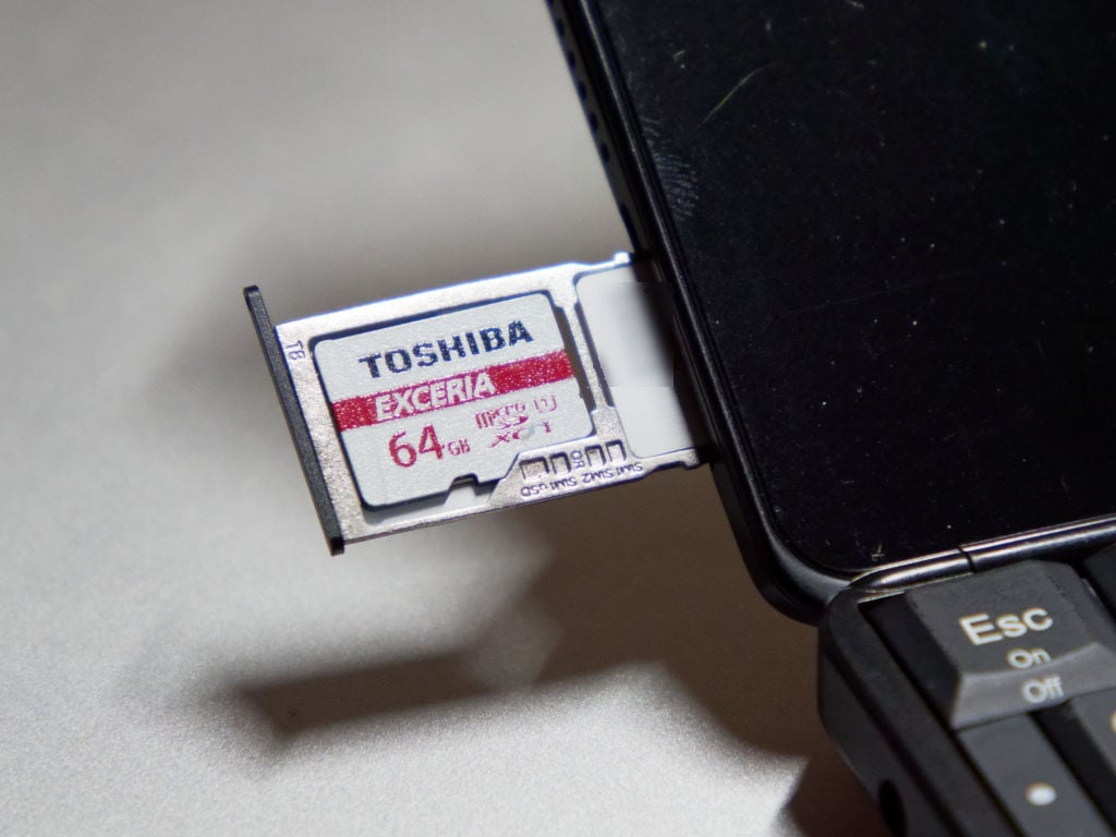 Cosmo Communicator の SIMスロット